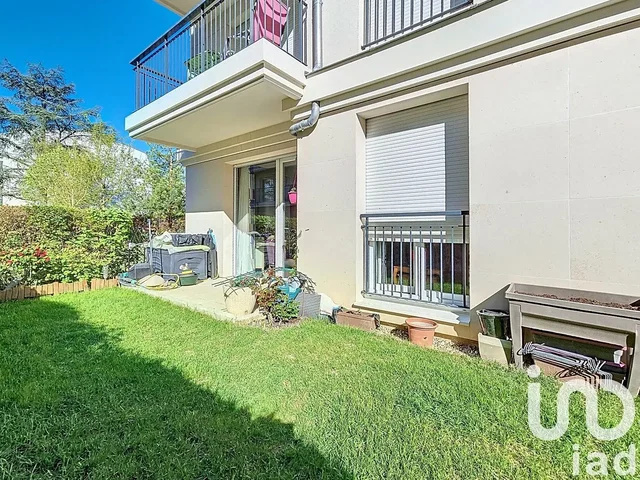 Kuchyně; kuchyňské spotřebiče, dřevěná podlaha, přirozené světlo, moderní styl