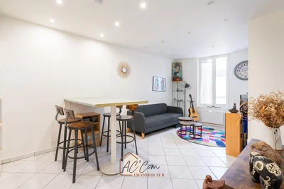 Cuisine; électroménager, parquet, lumière naturelle, style moderne