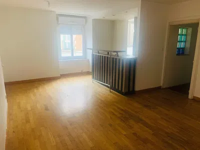 Salon; parquet, lumière naturelle, style moderne