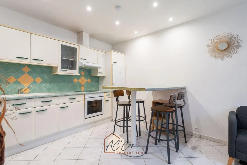 Cuisine; électroménager, parquet, lumière naturelle, style moderne