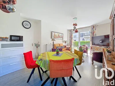 Кухиња; кухињски апарати, дрвени под, природно светло, модерни стил