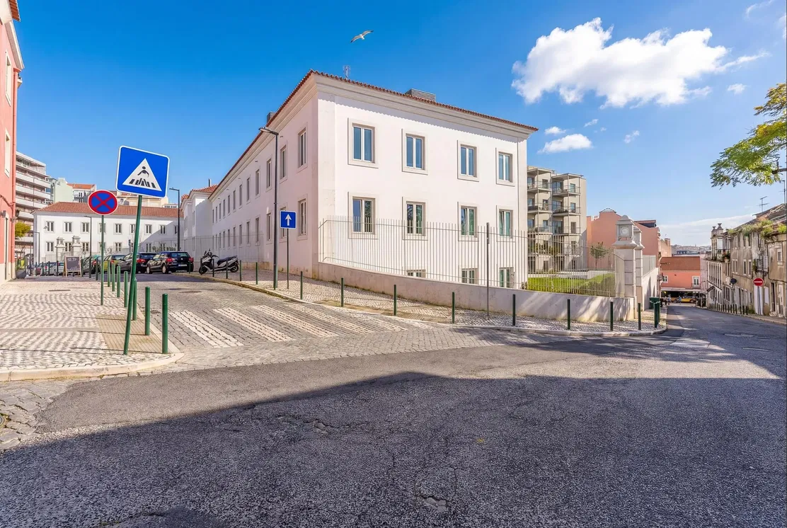 Cuisine; électroménager, parquet, lumière naturelle, style moderne