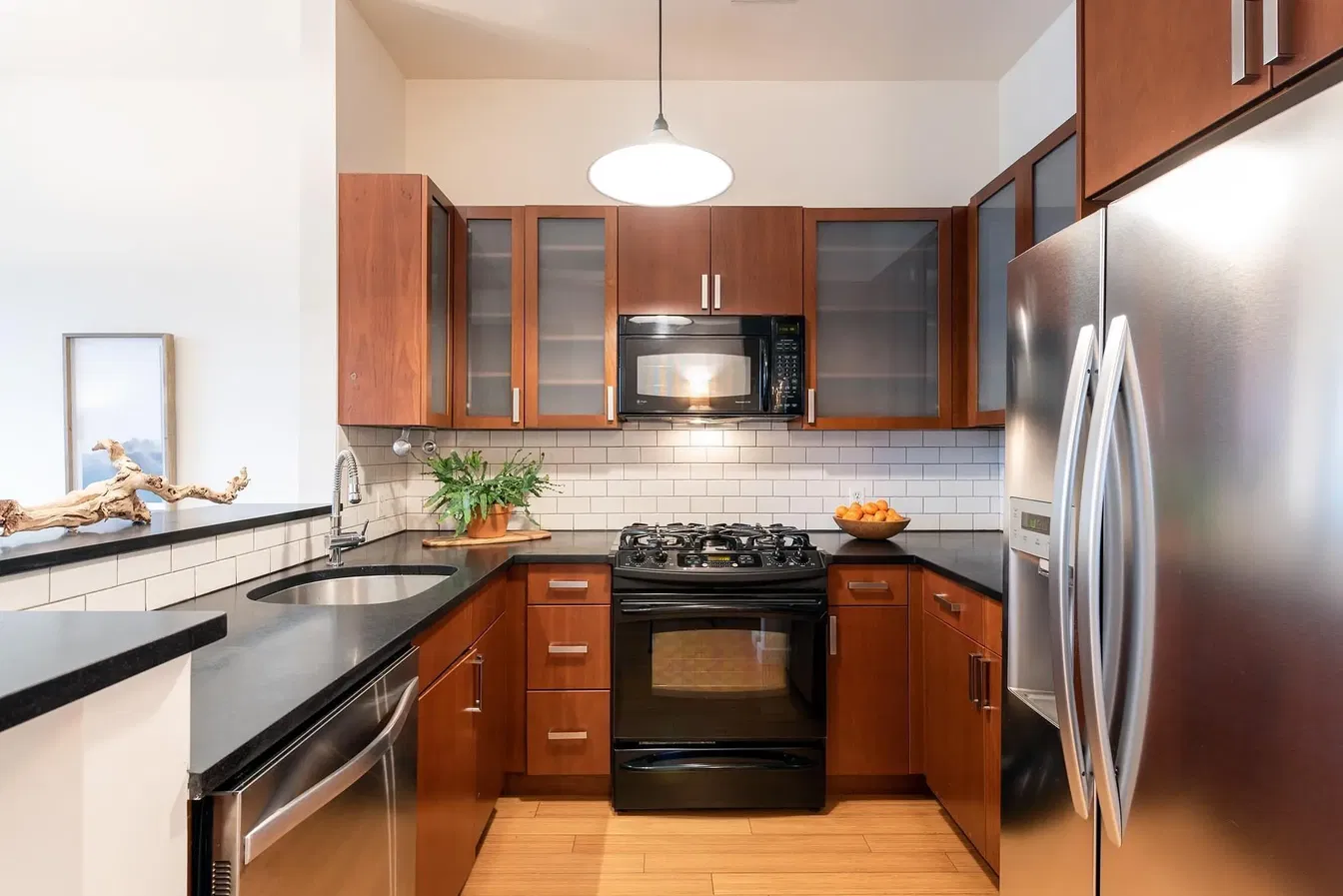 Obývací pokoj; dřevěná podlaha, přirozené světlo, moderní styl