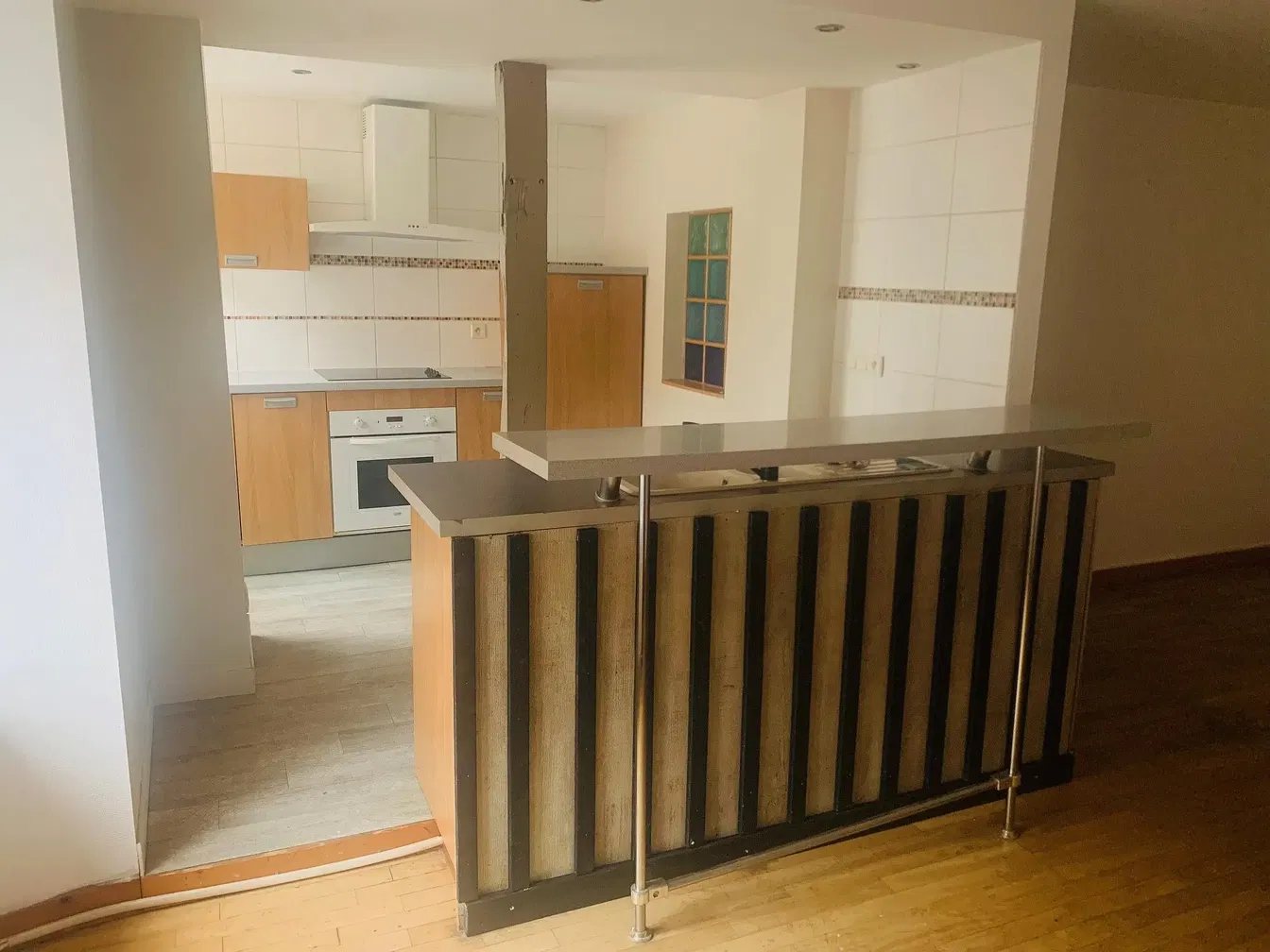 Cuisine; électroménager, parquet, lumière naturelle, style moderne