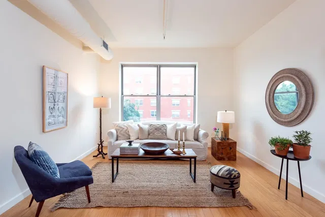 Kuchyňa; kuchynské spotrebiče, drevená podlaha, prirodzené svetlo, moderný štýl