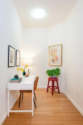 Kuchyně; kuchyňské spotřebiče, dřevěná podlaha, přirozené světlo, moderní styl