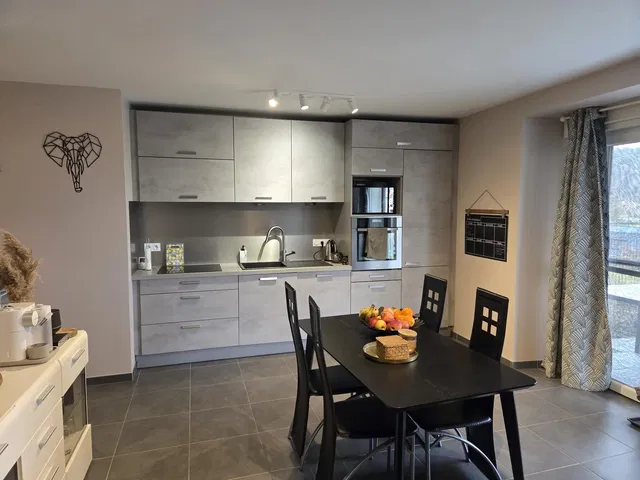 Cuisine; électroménager, parquet, lumière naturelle, style moderne