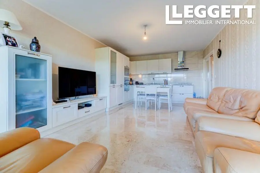 Κουζίνα; συσκευές κουζίνας, ξύλινο πάτωμα, φυσικό φως, μοντέρνο στυλ