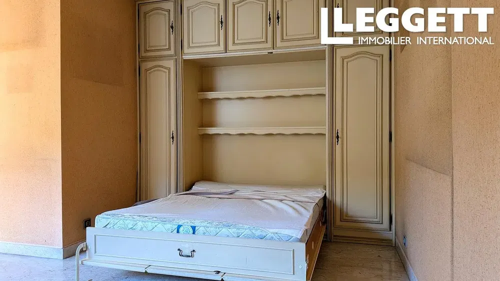 Kuchyně; kuchyňské spotřebiče, dřevěná podlaha, přirozené světlo, moderní styl