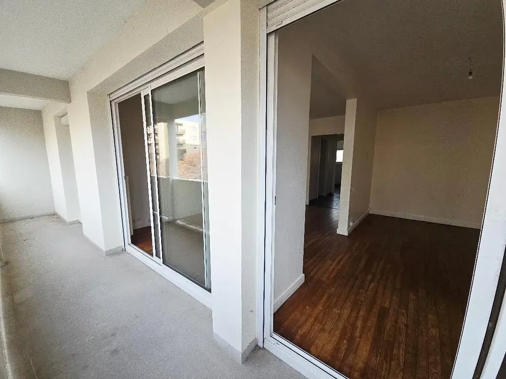 Kuchyně; kuchyňské spotřebiče, dřevěná podlaha, přirozené světlo, moderní styl