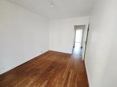 Obývací pokoj; dřevěná podlaha, přirozené světlo, moderní styl