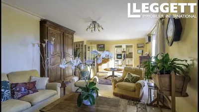 Obývací pokoj; dřevěná podlaha, přirozené světlo, moderní styl