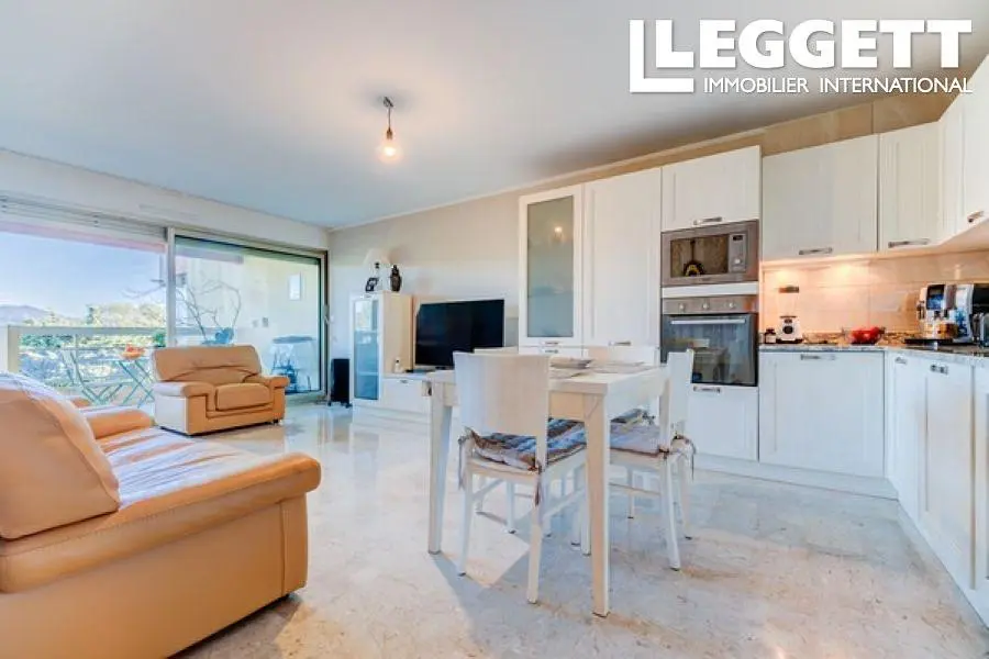 Kuchyně; kuchyňské spotřebiče, dřevěná podlaha, přirozené světlo, moderní styl