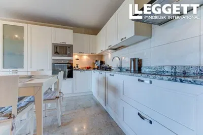 Obývací pokoj; dřevěná podlaha, přirozené světlo, moderní styl, vysoké stropy