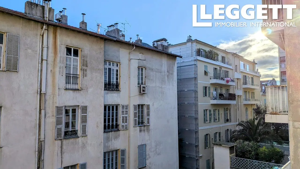 Κουζίνα; συσκευές κουζίνας, ξύλινο πάτωμα, φυσικό φως, μοντέρνο στυλ