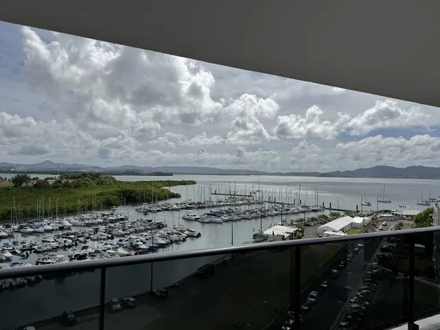 Cuisine; électroménager, parquet, lumière naturelle, style moderne