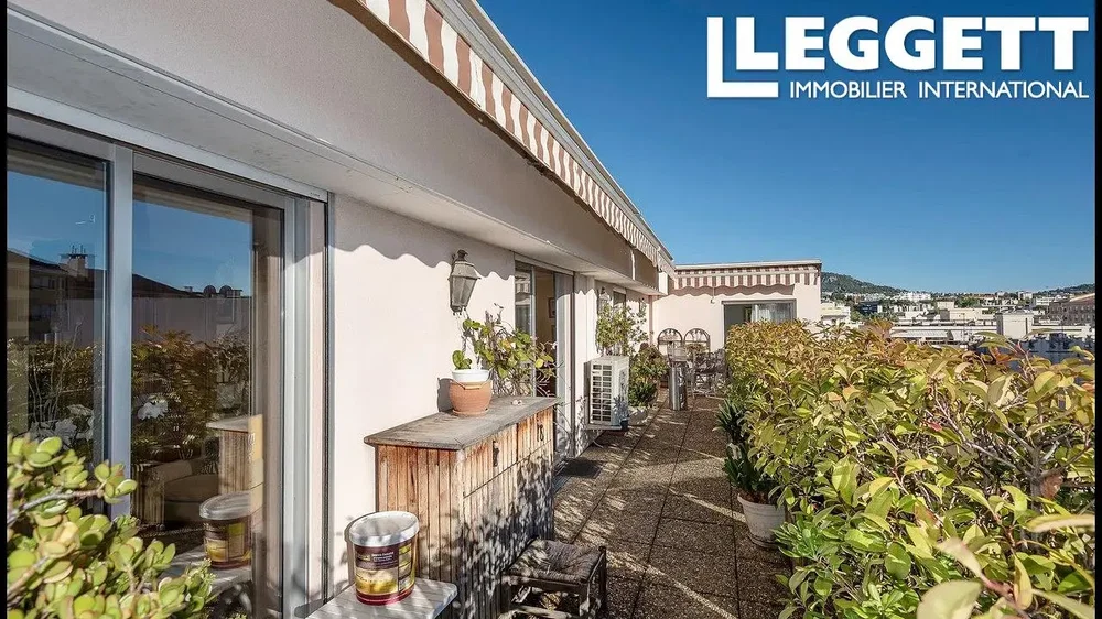 Mutfak; mutfak aletleri, ahşap zemin, doğal ışık, modern stil