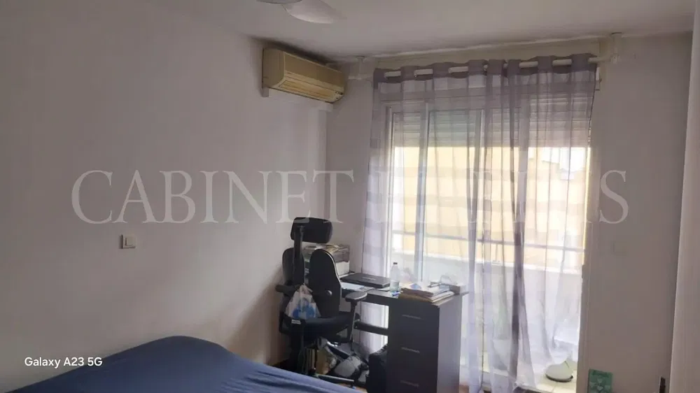 Κουζίνα; συσκευές κουζίνας, ξύλινο πάτωμα, φυσικό φως, μοντέρνο στυλ