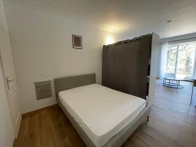 Kuhinja; kuhinjski aparati, drveni pod, prirodno svjetlo, moderni stil