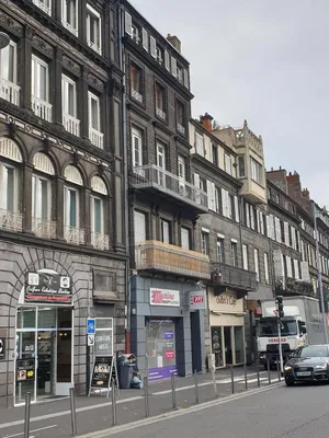 Obývací pokoj; dřevěná podlaha, přirozené světlo, moderní styl