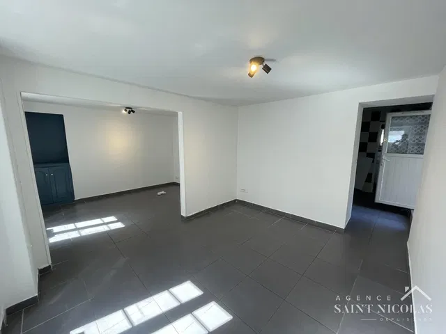 Kuchyně; kuchyňské spotřebiče, dřevěná podlaha, přirozené světlo, moderní styl