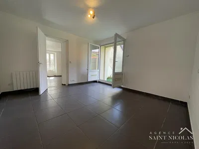 Soggiorno; pavimento in legno, luce naturale, stile moderno