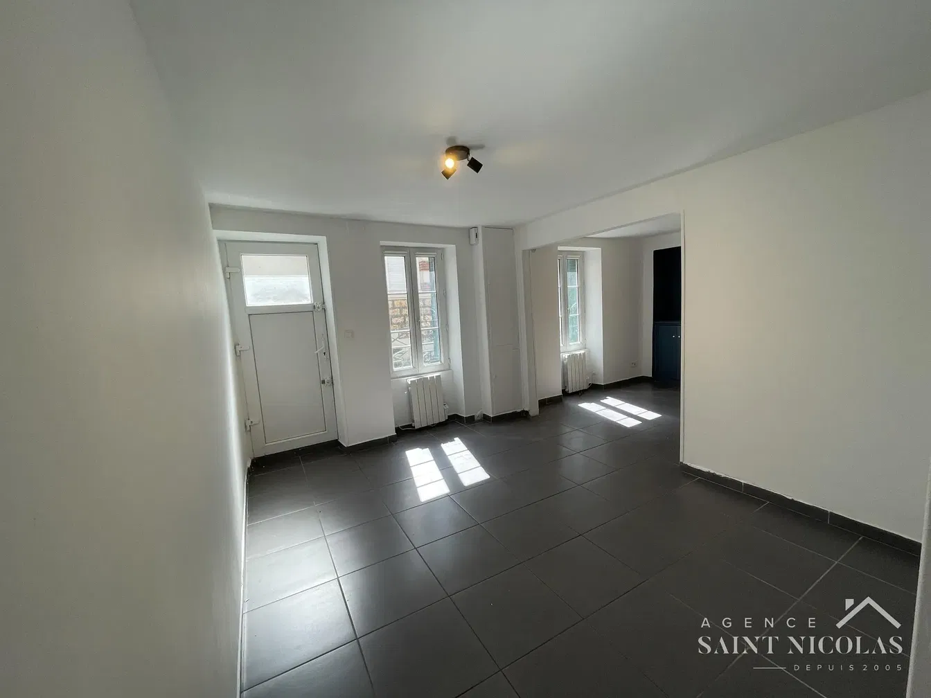 Soggiorno; pavimento in legno, luce naturale, stile moderno