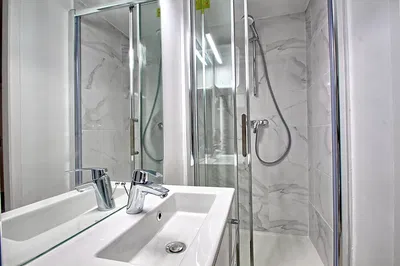 Kuhinja; kuhinjski aparati, drveni pod, prirodno svjetlo, moderni stil