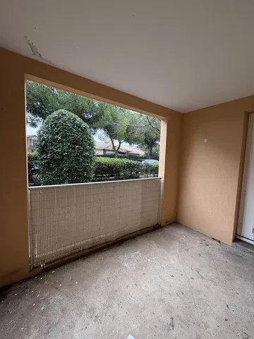 غرفة معيشة; أرضية خشبية, ضوء طبيعي, أسلوب عصري