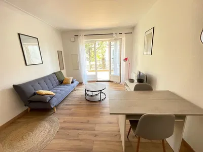 Kuhinja; kuhinjski aparati, drveni pod, prirodno svjetlo, moderni stil