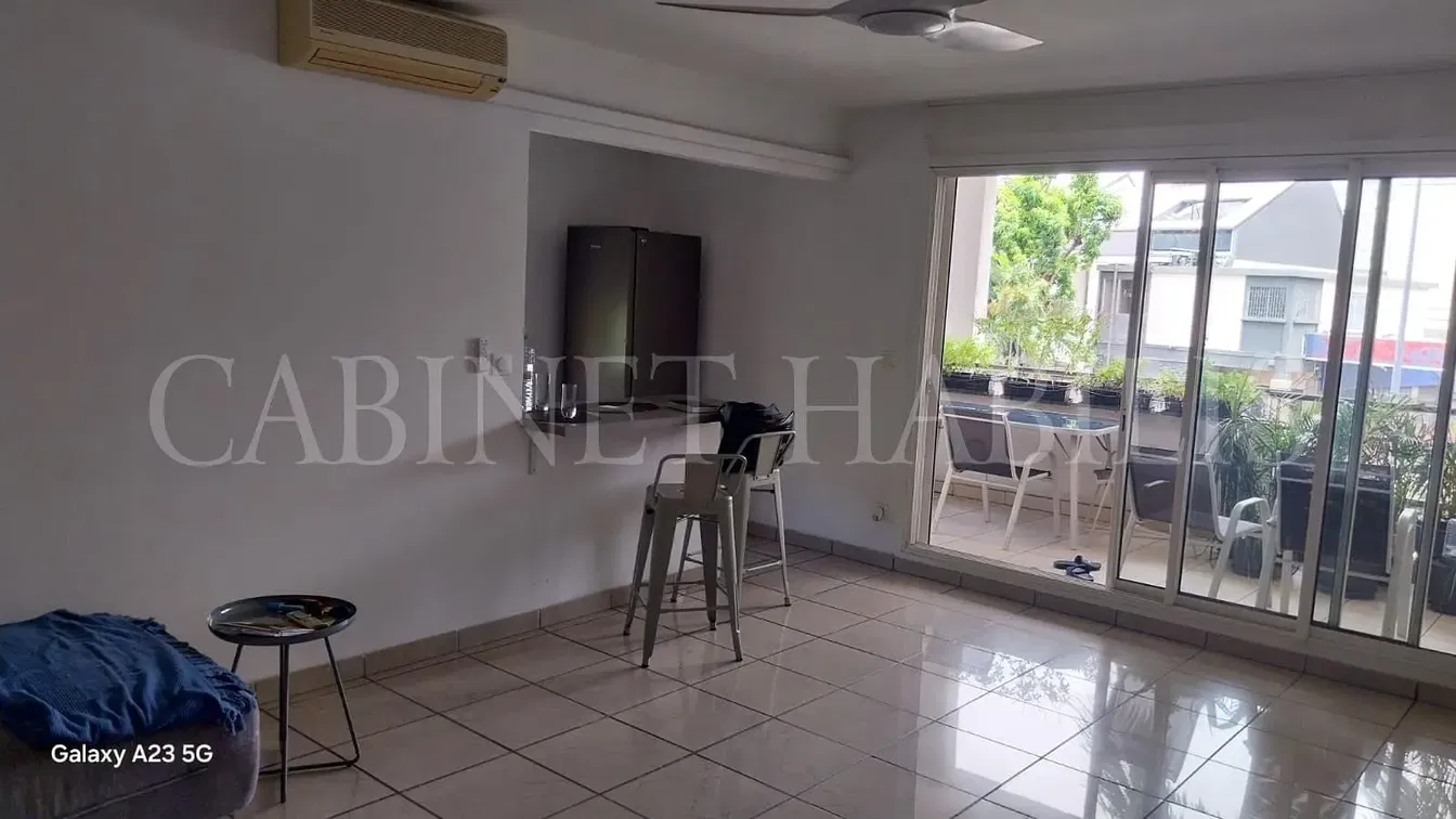 Κουζίνα; συσκευές κουζίνας, ξύλινο πάτωμα, φυσικό φως, μοντέρνο στυλ