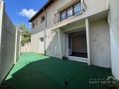 Kuchyně; kuchyňské spotřebiče, dřevěná podlaha, přirozené světlo, moderní styl