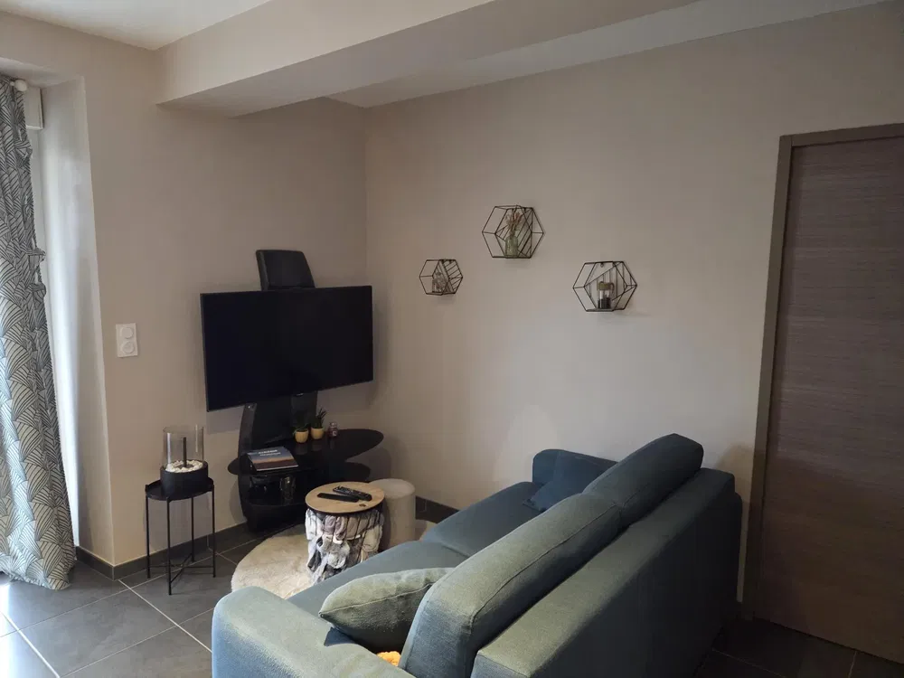 Wohnzimmer; holzboden, tageslicht, moderner stil