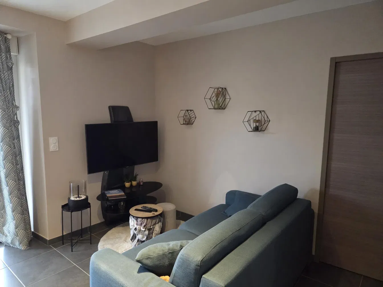 Wohnzimmer; holzboden, tageslicht, moderner stil