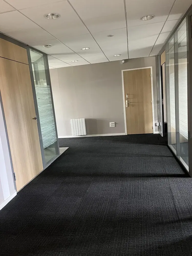 Keuken; keukenapparatuur, houten vloer, natuurlijk licht, moderne stijl