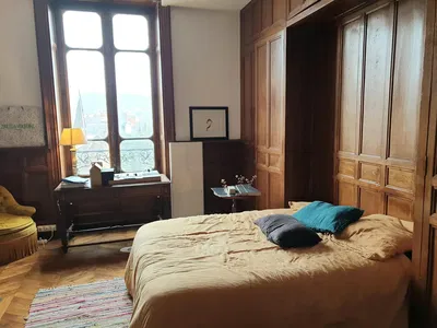 Kuchyně; kuchyňské spotřebiče, dřevěná podlaha, přirozené světlo, moderní styl