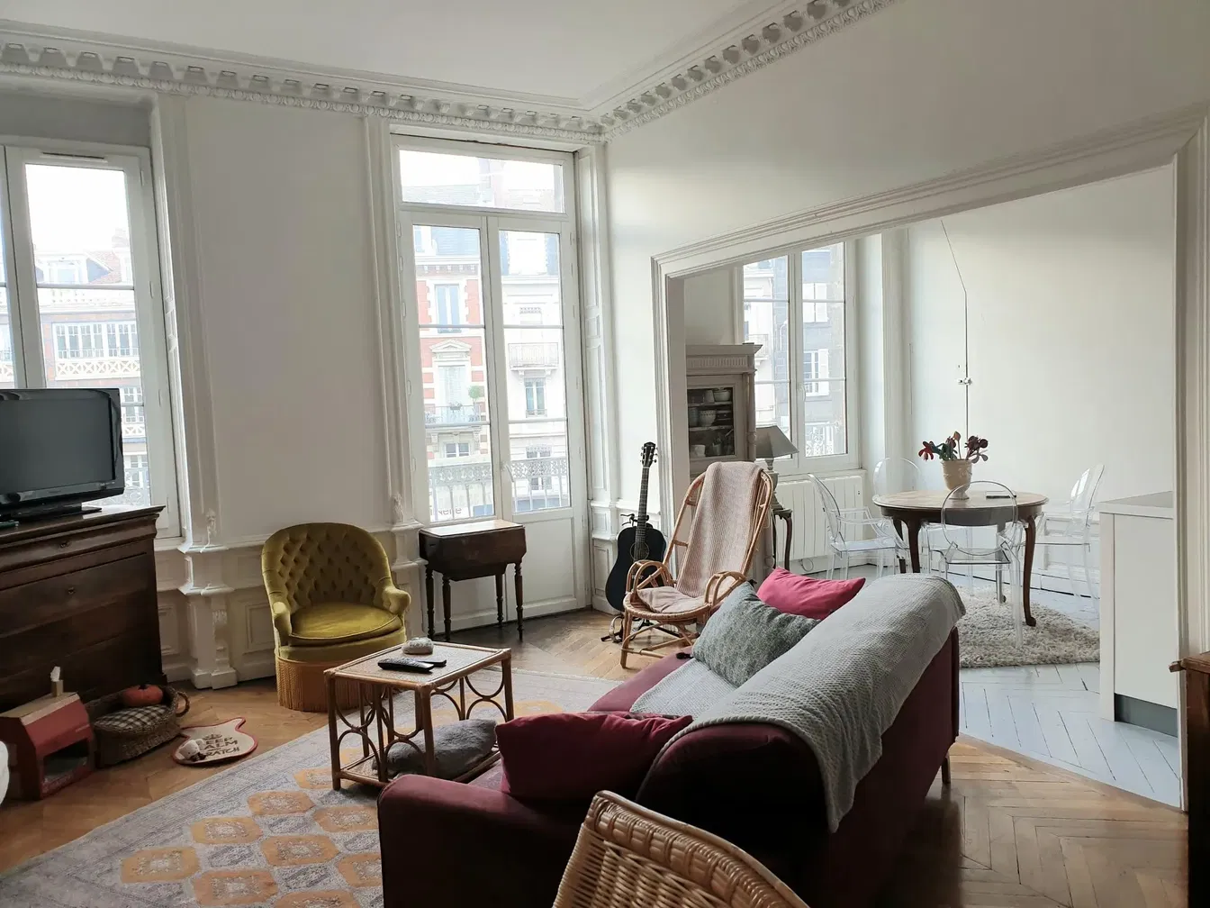 Kuchyně; kuchyňské spotřebiče, dřevěná podlaha, přirozené světlo, moderní styl