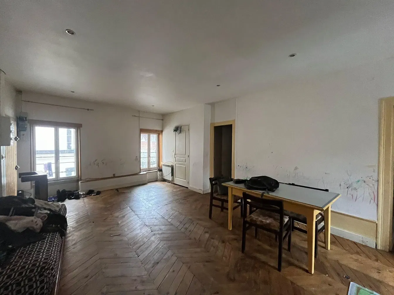 Cuisine; électroménager, parquet, lumière naturelle, style moderne