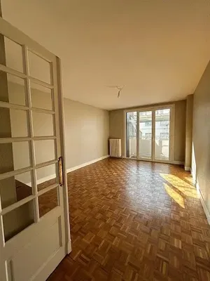 Wohnzimmer; holzboden, tageslicht, moderner stil
