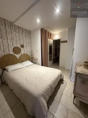 Salon; parquet, lumière naturelle, style moderne