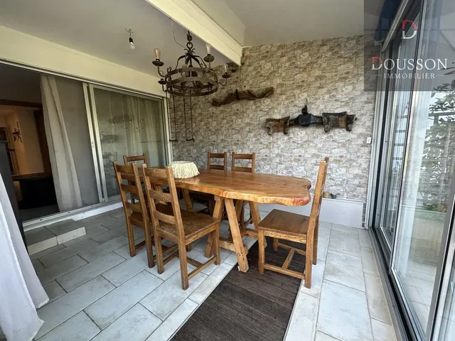 Хол; дървен под, естествена светлина, модерен стил