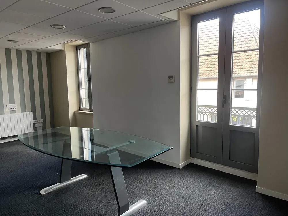 Keuken; keukenapparatuur, houten vloer, natuurlijk licht, moderne stijl