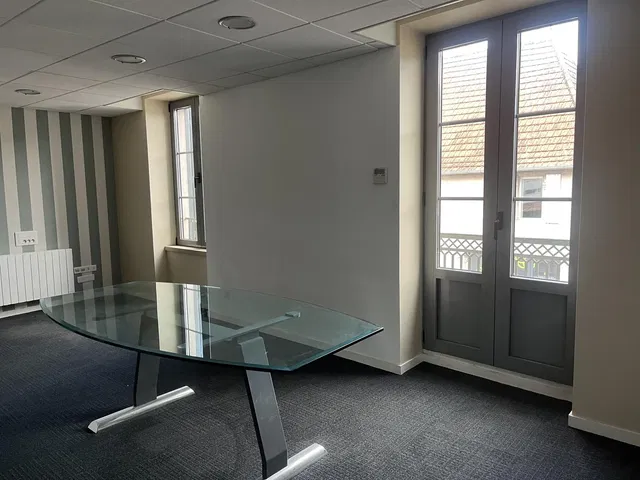 Cuisine; électroménager, parquet, lumière naturelle, style moderne