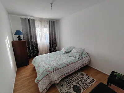 Cocina; electrodomésticos, suelo de madera, luz natural, estilo moderno