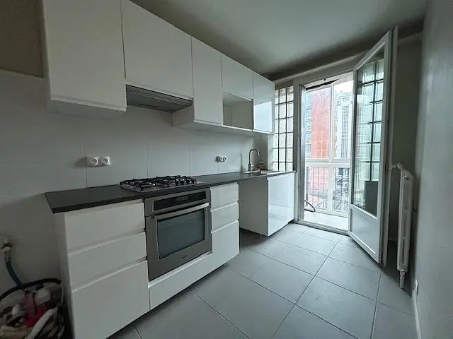 Salon; parquet, lumière naturelle, style moderne