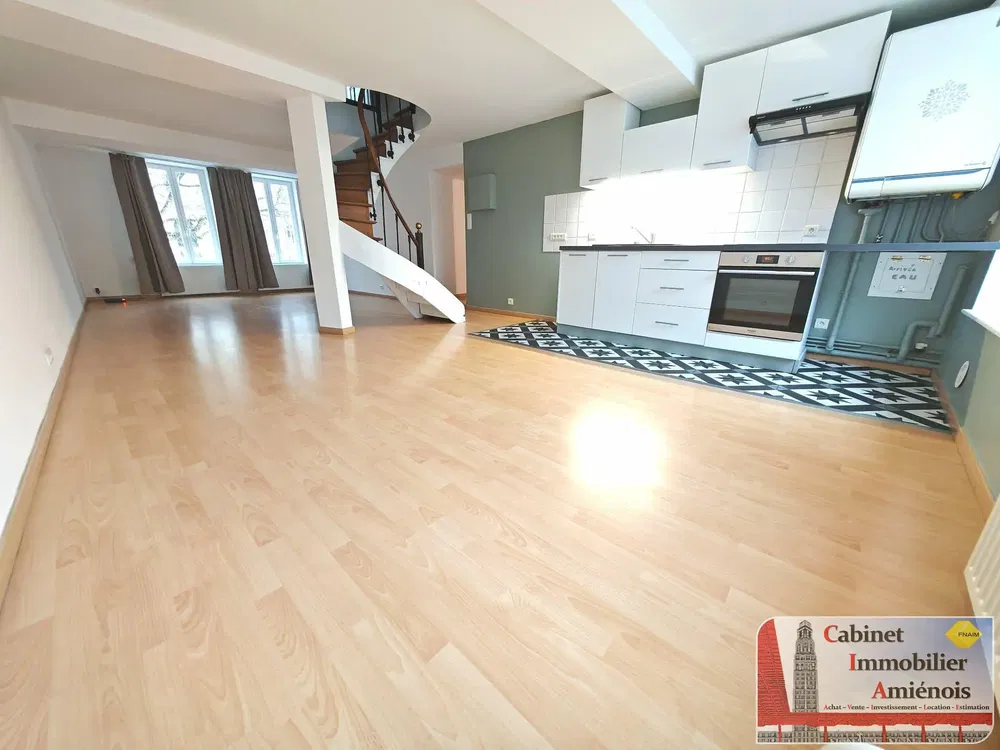 Küche; küchengeräte, holzboden, tageslicht, moderner stil