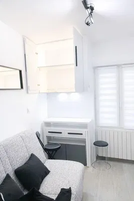 Kuchyně; kuchyňské spotřebiče, dřevěná podlaha, přirozené světlo, moderní styl