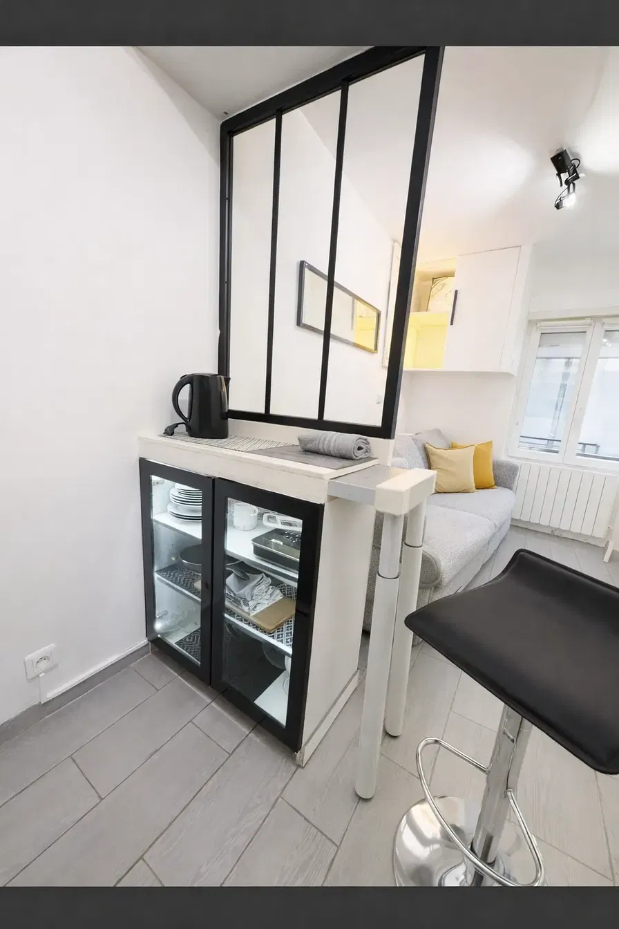 Obývací pokoj; dřevěná podlaha, přirozené světlo, moderní styl