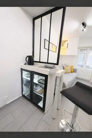 Salon; podłoga drewniana, światło dzienne, styl nowoczesny