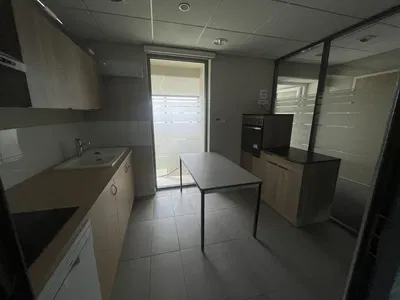 Küche; küchengeräte, holzboden, tageslicht, moderner stil